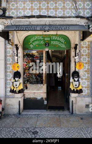 LISBONNE, PORTUGAL, 28th JUIN 2022 : vue sur le célèbre magasin historique , Hospital das Bonecas, un magasin de réparation de poupées farcies vintage, l'un des plus anciens an Banque D'Images