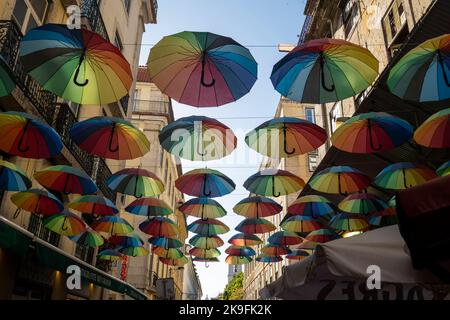 Vue de plusieurs parasols multicolores utilisés comme une installation d'œuvres d'art dans une rue de Lisbonne. Banque D'Images