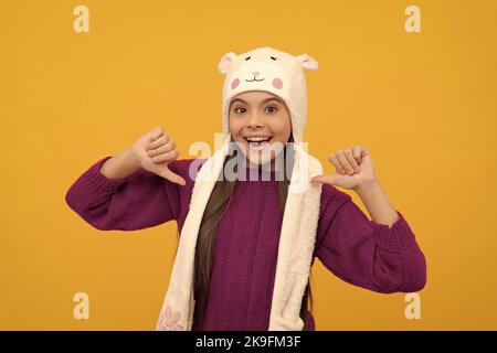 enfant émerveillé dans un chapeau à rabat sur fond jaune, enfance Banque D'Images