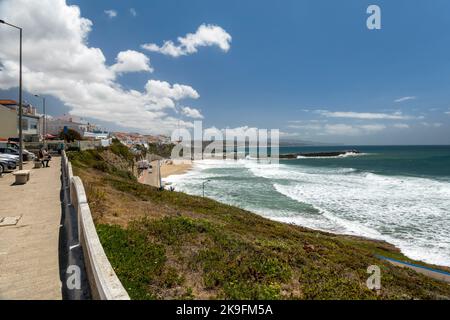 Vue panoramique sur la plage depuis un point de vue à Ericeira, Portugal. Banque D'Images