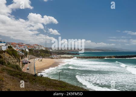 Vue panoramique sur la plage depuis un point de vue à Ericeira, Portugal. Banque D'Images