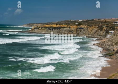 Vue panoramique sur la plage depuis un point de vue à Ericeira, Portugal. Banque D'Images