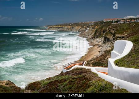 Vue panoramique sur la plage depuis un point de vue à Ericeira, Portugal. Banque D'Images