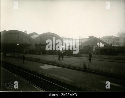 La locomotive est de gauche SJ Said, ainsi que 2 locomotives SJ B. Bangården à la gare de Malmö. Gare centrale de Malmö. De 1856 à 1864, la ligne principale sud a été ouverte par étapes. La ligne principale de Malmö à Lund a été ouverte pour le trafic 1856-12-01. La première maison de gare en pierre avec salle de chemin de fer a été construite en 1855-56 par un architecte danois inconnu, éventuellement C.F.RASMISSEN. Le bâtiment a été en grande partie détruit dix ans plus tard, à 14 décembre 1866, en cas d'incendie. En 1878, une grande extension du système de voies a été achevée, un cercle stable a été ajouté, l'atelier de réparation et les marchandises m Banque D'Images