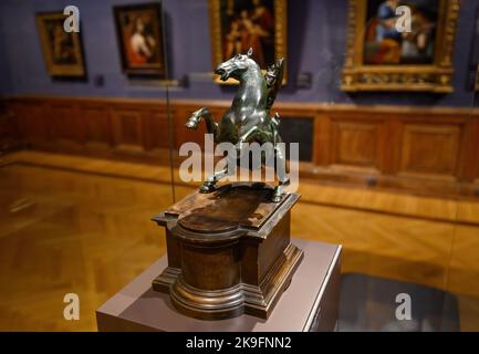 Budapest, Hongrie. Intérieur du Musée des Beaux-Arts. Petite sculpture en bronze de cheval et de cavalier de Léonard de Vinci Banque D'Images