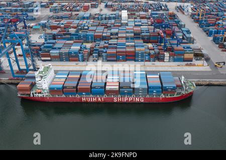 Nakhodka, Russie - 5 août 2022: Piles de conteneurs et de navires de mer dans le port, la vue de dessus. Banque D'Images