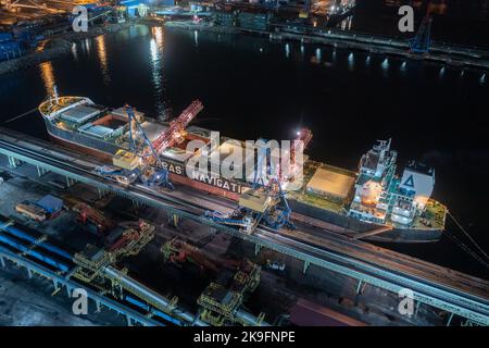 Nakhodka, Russie - 8 août 2022: Les navires de mer sont chargés à un amarrage la nuit. Banque D'Images