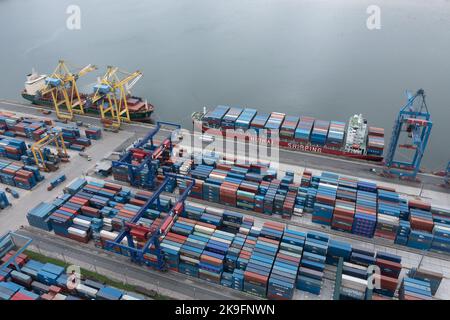 Nakhodka, Russie - 5 août 2022: Piles de conteneurs et de navires de mer dans le port, la vue de dessus. Banque D'Images