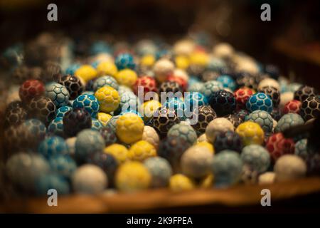 Bonbons en boîte délicieux plats. Vente de gâteries. Détails sur les aliments sucrés. Banque D'Images