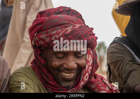 Tribus africaines, Nigeria, État de Borno, ville de Maiduguri. Tribu des Fulani habillée traditionnellement en vêtements colorés Banque D'Images