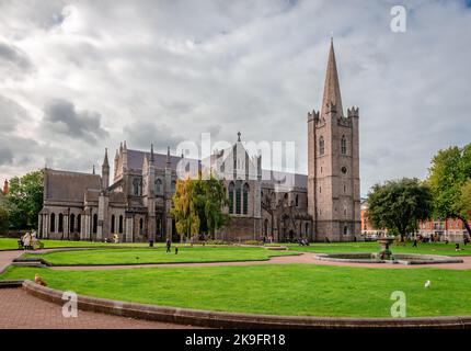 Vue sur la cathédrale St Patrick et le parc St Patrick de Dublin, Irlande. Banque D'Images