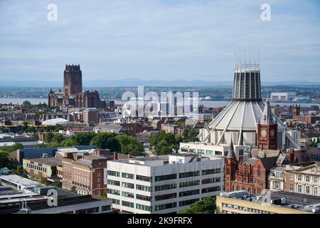 Vue panoramique de haut niveau sur les gratte-ciel du centre-ville de Liverpool, dans le nord-ouest de l'Angleterre, à Merseyside, au Royaume-Uni, montrant les deux cathédrales Banque D'Images