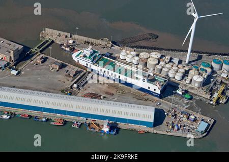 Une vue aérienne du ferry pour camion de mer partant de Seaforth Docks, Merseyside, Liverpool, nord-ouest de l'Angleterre, Royaume-Uni Banque D'Images