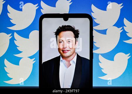 28 octobre 2022 : ELON MUSK a conclu son contrat de $44 milliards pour acheter Twitter, ce qui place l'homme le plus riche du monde en charge de l'une des plateformes de médias sociaux les plus influentes au monde. Selon deux personnes familières avec la décision, Musk a congédié le PDG Parag Agrawal et deux autres cadres. FICHIER: 11 août 2022, cours la ville, Auvergne Rhône Alpes, France: Illustration d'Elon Musk avec le logo Twitter. (Credit image: © Adrien Fillon/ZUMA Press Wire) Banque D'Images