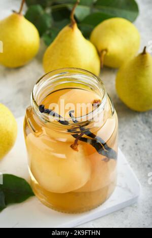 Compote de poire en conserve avec vanilline. Compote de poires. Délicieux compote de poires maison en boîte dans des pots en verre à la maison sur fond clair. Plats faits maison. SP Banque D'Images