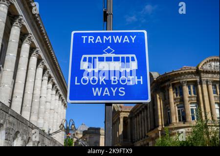 Panneau sur le système de tramway West Midlands Metro dans le centre-ville de Birmingham, Angleterre. Banque D'Images