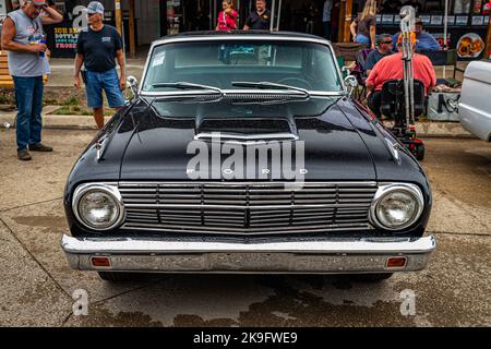 Des Moines, IA - 01 juillet 2022 : vue de face d'un Ford Falcon Sprint 2 portes 1963 sur un toit rigide lors d'un salon automobile local. Banque D'Images