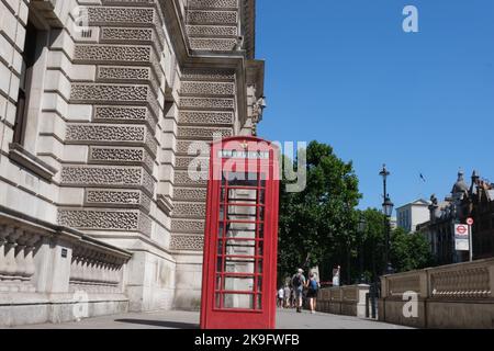 Téléphone rouge britannique dans les rues du centre de Londres. Red British Phone Booth, fond de Londres. . Photo de haute qualité Banque D'Images