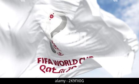 Doha, QA, octobre 2022. Vue rapprochée du drapeau de la coupe du monde FIFA Qatar 2022 qui s'agite dans le vent. La coupe du monde aura lieu au Qatar à partir du 20 novembre Banque D'Images