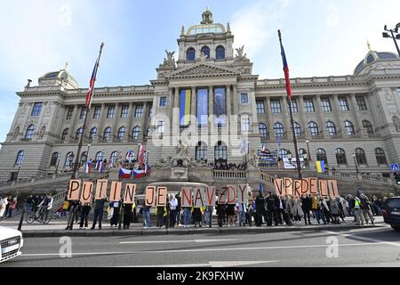 Prague, République tchèque. 28th octobre 2022. Des gens avec le slogan anti-Poutine lors d'une manifestation à Prague, République tchèque, 28 octobre 2022. Crédit : Katerina Sulova/CTK photo/Alamy Live News Banque D'Images