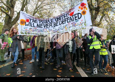 Glasgow, Royaume-Uni. 28th octobre 2022. Plusieurs centaines de militants du climat ont participé à une manifestation par l'intermédiaire de Glasgow pour soutenir la campagne du « vendredi pour l'avenir » sur le changement climatique. Le groupe de pression, également connu sous le nom de "Youth Strike 4 Climate", a commencé en 2018 avec GRETA THUNBERG et est maintenant un mouvement mondial de grève du climat dirigé par des jeunes. Crédit : Findlay/Alay Live News Banque D'Images