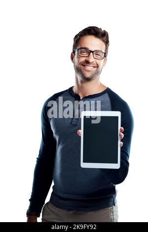 Hé, regardez ça. Portrait en studio d'un jeune homme charmant tenant une tablette numérique avec un écran vierge sur un fond blanc. Banque D'Images