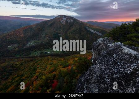 Une matinée nuageux sur North Fork Mountain, en regardant vers North Creek Mountain tandis que le soleil levant illumine les crêtes des montagnes lointaines. Banque D'Images