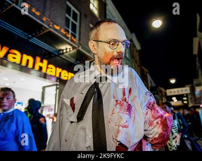 Arnhem, pays-Bas. 27th octobre 2022. Un zombie prétend avoir perdu son bras. Cette année encore, les zombies ont été autorisés à s'échelonner à travers la ville intérieure d'Arnhem à la recherche de cerveaux frais. La promenade a commencé au concert de musique 'Willemeen', où les artistes de maquillage ont créé leur maquillage zombie. La Zombie Walk a lieu chaque année le jeudi soir avant Halloween, parce que c'est le seul jour de la semaine que les magasins sont ouverts jusqu'à tard dans la soirée, de sorte que les gens peuvent apprécier les magasins et les fracas des zombies. Crédit : SOPA Images Limited/Alamy Live News Banque D'Images