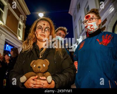 Arnhem, pays-Bas. 27th octobre 2022. Des zombies ont été vus marcher lentement dans les rues. Cette année encore, les zombies ont été autorisés à s'échelonner à travers la ville intérieure d'Arnhem à la recherche de cerveaux frais. La promenade a commencé au concert de musique 'Willemeen', où les artistes de maquillage ont créé leur maquillage zombie. La Zombie Walk a lieu chaque année le jeudi soir avant Halloween, parce que c'est le seul jour de la semaine que les magasins sont ouverts jusqu'à tard dans la soirée, de sorte que les gens peuvent apprécier les magasins et les fracas des zombies. Crédit : SOPA Images Limited/Alamy Live News Banque D'Images