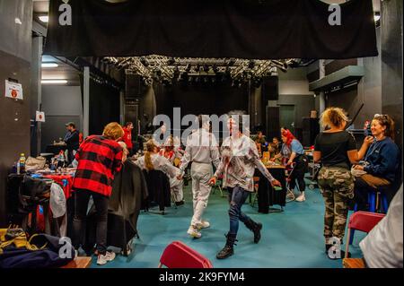 Arnhem, pays-Bas. 27th octobre 2022. On voit les gens se préparer à la marche des zombies. Cette année encore, les zombies ont été autorisés à s'échelonner à travers la ville intérieure d'Arnhem à la recherche de cerveaux frais. La promenade a commencé au concert de musique 'Willemeen', où les artistes de maquillage ont créé leur maquillage zombie. La Zombie Walk a lieu chaque année le jeudi soir avant Halloween, parce que c'est le seul jour de la semaine que les magasins sont ouverts jusqu'à tard dans la soirée, de sorte que les gens peuvent apprécier les magasins et les fracas des zombies. Crédit : SOPA Images Limited/Alamy Live News Banque D'Images