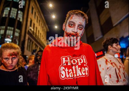 Arnhem, pays-Bas. 27th octobre 2022. Des enfants ont été vus prétendant être des zombies pendant la parade. Cette année encore, les zombies ont été autorisés à s'échelonner à travers la ville intérieure d'Arnhem à la recherche de cerveaux frais. La promenade a commencé au concert de musique 'Willemeen', où les artistes de maquillage ont créé leur maquillage zombie. La Zombie Walk a lieu chaque année le jeudi soir avant Halloween, parce que c'est le seul jour de la semaine que les magasins sont ouverts jusqu'à tard dans la soirée, de sorte que les gens peuvent apprécier les magasins et les fracas des zombies. Crédit : SOPA Images Limited/Alamy Live News Banque D'Images