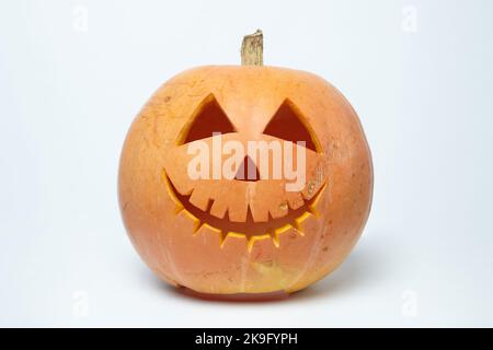 Lanterne gaie de Jack, sculptée dans une citrouille avec un sourire. Photo sur fond blanc. Banque D'Images