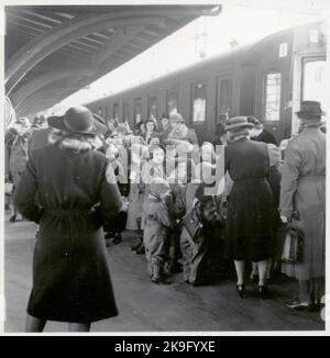 Des enfants de Finlande dans le cadre de l'évacuation des enfants pendant la guerre, ici à la gare de Krylbo. Banque D'Images