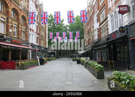 Tôt le matin vue de Leicester Square, Londres en direction de Charing Cross Road. Banque D'Images