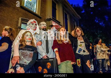 Une famille portant des costumes zombies pose pour une photo. Cette année encore, les zombies ont été autorisés à s'échelonner à travers la ville intérieure d'Arnhem à la recherche de cerveaux frais. La promenade a commencé au concert de musique 'Willemeen', où les artistes de maquillage ont créé leur maquillage zombie. La Zombie Walk a lieu chaque année le jeudi soir avant Halloween, parce que c'est le seul jour de la semaine que les magasins sont ouverts jusqu'à tard dans la soirée, de sorte que les gens peuvent apprécier les magasins et les fracas des zombies. (Photo par Ana Fernandez/SOPA Images/Sipa USA) Banque D'Images