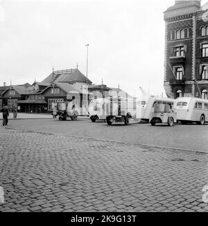 Les bus Gaulus sont situés dans le parking de la gare maritime d'Helsingborg, visible sur la gauche. Bus de gauche à droite : SJ 325, numéro d'enregistrement M20675. Vers SJ 1940-09-17. SJ 454-D, numéro d'enregistrement M24147. SJ 120-C, numéro d'enregistrement M17789. À la maison derrière le parking vous pouvez voir un panneau pour la compagnie d'assurance Ocean. Banque D'Images