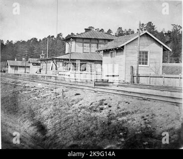 Ancienne station. Station de deux étages en bois, prolongée par la suite pour gagner une plus grande salle d'attente destinée principalement aux hôtes d'été de Kolmården. Chemin de fer ouvert en 1866. Banque D'Images