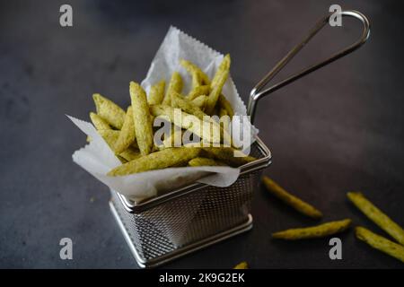 Chips de pois mange-tout verts - collations saines, concentration sélective Banque D'Images