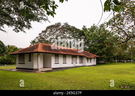 Les bungalows noirs et blancs de la base aérienne de Seletar ont été construits pour accueillir des officiers de la Royal Air Force de Grande-Bretagne avant la Seconde Guerre mondiale Banque D'Images