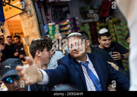 Jérusalem, Israël. 28th octobre 2022. Le politicien israélien de droite Itamar Ben Gvir, interagit avec le partisan lors d'une campagne sur le marché de Jérusalem, avant les élections générales prévues pour le premier novembre 2022. Crédit : Ilia Yefimovich/dpa/Alay Live News Banque D'Images