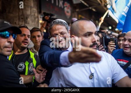 Jérusalem, Israël. 28th octobre 2022. Le politicien israélien de droite Itamar Ben Gvir, interagit avec le partisan lors d'une campagne sur le marché de Jérusalem, avant les élections générales prévues pour le premier novembre 2022. Crédit : Ilia Yefimovich/dpa/Alay Live News Banque D'Images