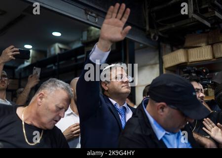 Jérusalem, Israël. 28th octobre 2022. Le politicien israélien de droite Itamar Ben Gvir, interagit avec le partisan lors d'une campagne sur le marché de Jérusalem, avant les élections générales prévues pour le premier novembre 2022. Crédit : Ilia Yefimovich/dpa/Alay Live News Banque D'Images