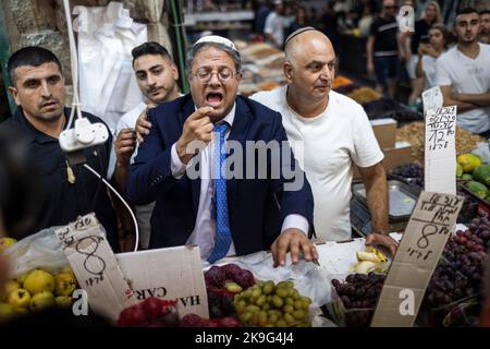 Jérusalem, Israël. 28th octobre 2022. Le politicien israélien de droite Itamar Ben Gvir, interagit avec le partisan lors d'une campagne sur le marché de Jérusalem, avant les élections générales prévues pour le premier novembre 2022. Crédit : Ilia Yefimovich/dpa/Alay Live News Banque D'Images