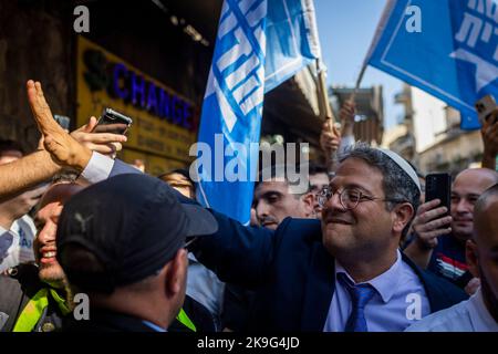 Jérusalem, Israël. 28th octobre 2022. Le politicien israélien de droite Itamar Ben Gvir, interagit avec le partisan lors d'une campagne sur le marché de Jérusalem, avant les élections générales prévues pour le premier novembre 2022. Crédit : Ilia Yefimovich/dpa/Alay Live News Banque D'Images