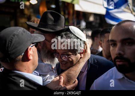 Jérusalem, Israël. 28th octobre 2022. Le politicien israélien de droite Itamar Ben Gvir, interagit avec le partisan lors d'une campagne sur le marché de Jérusalem, avant les élections générales prévues pour le premier novembre 2022. Crédit : Ilia Yefimovich/dpa/Alay Live News Banque D'Images