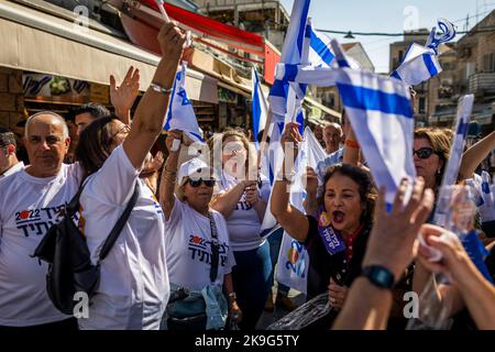 Jérusalem, Israël. 28th octobre 2022. Les partisans du Premier ministre israélien Yair Lapid ont des drapeaux sur le marché de Jérusalem, avant les élections générales prévues pour le premier novembre 2022. Crédit : Ilia Yefimovich/dpa/Alay Live News Banque D'Images