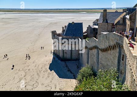 Vue aérienne du Mont Saint Michel Normandie France à marée basse Banque D'Images