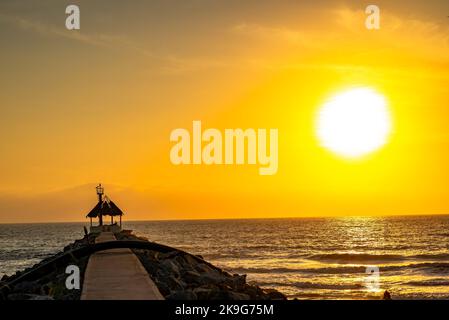 Un vieux quai en panne avec un fond de coucher de soleil doré Banque D'Images