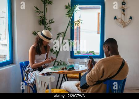 Un homme et une femme sont les meilleurs amis de prendre une pause dans un café après avoir traîner dans la ville toute la journée Banque D'Images