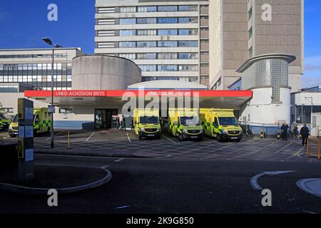 Hôpital universitaire du pays de Galles, Heath, Cardiff. Ambulances alignées à l'extérieur du service des accidents et des urgences.octobre 2022. Automne. Banque D'Images